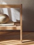 Beistelltisch mit Magazinhalter aus Holz JOURNAL SIDE TABLE von FORM & REFINE