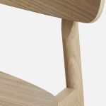 Im Detail: Auf der Oberfläche des Tresenstuhls SOMA COUNTER CHAIR von WOUD in Eiche, weißpigmentiert lackiert ist die lebendige Maserung des Holzes deutlich sichtbar Eleganter Tresenstuhl mit Lehne SOMA COUNTER CHAIR von WOUD