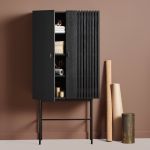 Ton in Ton wirkt das Highboard ARRAY von WOUD in schwarz lackierter Eiche mit schwarzem Metallgestll besonders edel WOUD - ARRAY Highboard aus Holz und MEtall im dänischen Design
