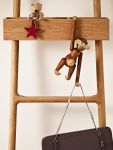 Der Design-Holzaffe als Halterung für eine Handtasche mit Holzfigur BEAR Der Design-Holzaffe als Halterung für eine Handtasche mit Holzfigur BEAR