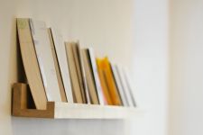 Wandregal ELL aus massivem, geölten Eichenholz für Bücher und Bilder von Jan Kurtz Wandregal aus Holz für Bücher und Bilder - Jan Kurtz ELL