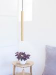 Neben dem Bett begeistert die Pendelleuchte CHIMES TALL von UMAGE eine elegante Akzentbeleuchtung UMAGE - CHIMES TALL Design Pendelleuchte schmal aus Holz in Eiche mit LED