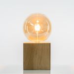 Große Tischlampe QUADER mit Glühbirne und quadratischem Holzfuß - 17 x 17 cm Tischlampe mit Glühbirne und quadratischem Holzfuß in groß - QUADER von Raumgestalt