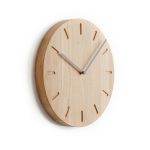 Design Wanduhr WATCH:OUT aus Holz mit grauem Zeigern von applicata WATCH:OUT von applicata Wanduhr aus Holz mit grauem Zeiger