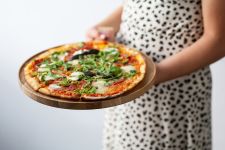 Pizzabrett aus Holz mit Griff PIZZA BOARD von Rio Lindo