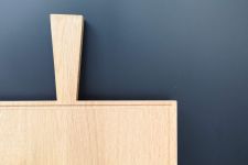 Schneidebrett mit Saftrille aus Holz mit Griff von Raumgestalt