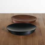 Die runde Schale OBRITA BOWL aus Holz von Insan ist in verschiedenen Holzarten und Farben erhältlich und vielseitig einsetzbar ORBITA BOWL von Insan - runde Schale und Tablett aus Holz