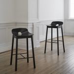 Elegant gestalteter Design Barhocker MONO von WOUD mit kleiner Lehne für großen Sitzkomfort MONO BAR STOOL von WOUD - Design Barstuhl mit Lehne aus Holz in Eiche schwarz