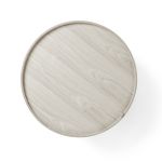 Draufsicht auf den geschlossenen Couchtisch TURNING TABLE in Eiche weiß von Audo Copenhagen runder Couchtisch aus Holz in Eiche weiß im dänischen Design - TURNING TABLE von MENU