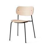 Beim Stuhl CO DINING CHAIR von Audo Copenhagen trifft eine hochwertige Sitz- und Rückenfläche aus Eichenholzfurnier auf ein robustes Gestell aus pulverbeschichteten Stahl Co Dining Chair von Audo Copenhagen Stuhl aus Holz und Metall