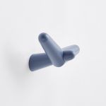 Großer Design Wandhaken TAIL WING HOOK von WOUD in Birke, blau lackiert großer Design Wandhaken aus Holz in Birke blau - TAIL WING HOOK von WOUD