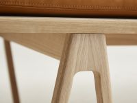 Detail der Relaxliege LEVEL DAYBED im dänischen Design von WOUD aus Holz in Eiche, weißpigmentiert lackiert und cognacfarbenem Leder Relaxliege aus Holz in Eiche und Leder in cognac - LEVEL DAYBED von WOUD