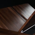 Ausklappmechanismus des Massivholztisches TARA TABLE von Artisan