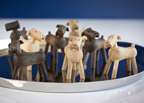 Viele Holzhunde von Kay Bojesen als Spielzeug und Wohnaccessoire