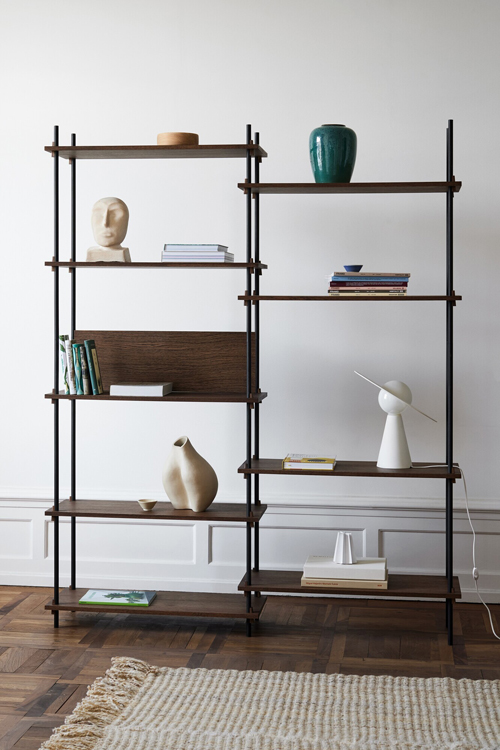 MOEBE SHELVING SYSTEM als Regalsystem in Eiche geräuchert mit schwarzen Metallelementen