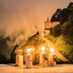 Tischlampe Holzstamm Glühbirne - SCHWARZWALDLICHT von Raumgestalt