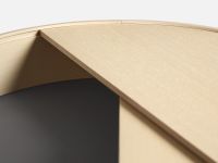 Detail von Couchtisch mit Stauraum aus Holz, Eiche in Weißpigmentiert lackiert - ARC COFFEE TABLE von WOUD