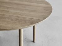 Detailausnahme der runden Tischplatte des Esstisches ARV von Brdr. Krüger in Eiche, weiß geölt mit natürlich schöner Maserung Detail Design Esstisch rund in Eiche - ARV TABLE ROUND von Brdr. Krüger