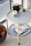 Vielseitig nutzbarer Servierwagen TRAY TABLE im dänischen Design von Brdr. Krüger aus hellem Buchenholz mit hellgrauen Tabletts Brdr. Krüger - TRAY TABLE 50 Tabletttisch rund aus Holz im dänischen Design