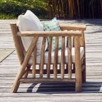 Die verwendeten Röhrenhölzer aus Teak unterreichen den modernen Look der Outdoor Lounge FRED von Jan Kurtz Outdoor Lounge aus Holz in Teak - FRED von Jan Kurtz