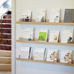 Bücherleiste ELL aus massiver geölter Eiche zum Ausstellen der Lieblingsbücher mit einer Breite von 50cm oder 80 cm ELL von Jan Kurtz Wandregal Bilderleiste