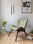 In Kombination der Pendelleuchte CHIMES TALL und dem Lounge Sessel A CONVERSATION PIECE LOW von UMAGE entsteht eine moderne Lounge-Ecke im dänischen Design UMAGE - CHIMES TALL LED Pendelleuchte aus Holz im dänischen Design