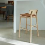 HVEN BAR STOOL von Skagerak - Barstuhl in Eiche mit Lederauflage in Cognac