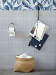 Der Toilettenpapierhalter TOILET PAPER HOLDER aus Eichenholz vom Designlabel by Wirth eignet sich besonders gut für kleine Räume Toilettenpapierhalter aus Eiche für die Wand - TOILET PAPER HOLDER von by Wirth