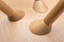 Detail der Tischbeine vom Couchtisch aus Eiche - TURN LOW von maigrau 