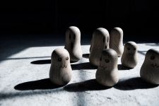 Die aus Eichenholz gefertigten GHOSTS von The Oak Men bilden in Kombination eine schaurig schöne Geisterfamilie Figuren zur Dekoration in Eiche - GHOSTS von The Oak Men