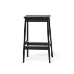 Barhocker ANGLE STANDARD BAR STOOL von FORM & REFINE aus schwarz gebeiztem Buchenholz mit einer Sitzhöhe von 65 cm Barhocker aus Holz Buche in schwarz gebeizt Angle Standard Bar Stool von FORM & REFINE