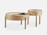 Runder Beistelltisch ARC SIDE TABLE in Kombination mit dem Couchtisch ARC COFFEE TABLE von WOUD aus Holz in Eiche geölt Beistelltisch und Couchtisch mit Stauraum aus Holz - ARC SIDE /COFFEE TABLE von WOUD