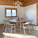 Klare Linien, nachhaltige Materialien und eine hochwertige Verarbeitung kennzeichnen den Esstisch LAKRI ROUND von Artisan LAKRI ROUND TABLE von Artisan - Esstisch rund aus Massivholz