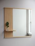 Holzregal und Rahmen des Spiegels MIRROR WITH A SHELF von MOEBE werden aus FSC-zertifizierten Eichenholz gefertigt Spiegel mit Holzregal aus Eiche Mirror with a Shelf von Moebe