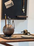 Skulpturale Vase und dekorativer Schreibtisch-Organisator in einem: Die Design Vase LEBOWSKI von The Oak Men Design Vase in Eiche geräuchert - Die LEBOWSKI von The Oak Men