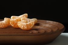 Das außergewöhnliche Design und die einzigartige Maserung des Holzes machen die ovale Schale STADIO 2 von shibui zu einem echten Blickfang shibui - STADIO 2 ovale Holzschale in Walnuss