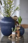 Der HOLZAFFE von Kay Bojesen in Kombination mit Blumendekoration Holzfiguren HOLZAFFE von Kay Bojesen