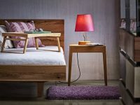 Modernes Schlafzimmer-Setting von Sixay: das Massivholz Bett FLY ergänzen neben dem Betttablett DESIREE auch der Nachttisch THEO und die Tischleuchte GRACE Sixay - FLY Massivholz Bett im modernen Design