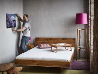 Sixay - GRACE Dreibein Stehleuchte aus Holz mit farbigem Lampenschirm