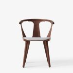 Das helle Polster des Esszimmerstuhls IN BETWEEN SK2 von &tradition kontrastiert schön mit dem geölten Walnussholz gepolsterter Esszimmerstuhl mit Armlehnen IN BETWEEN SK2 von &tradition