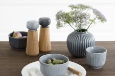 Große Salz- und Pfeffermühle HAMMERSHØI aus Holz und Keramik von Kähler Design große Salz- und Pfeffermühle aus Holz und Keramik - HAMMERSHØI von Kähler Design