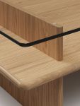 Im Detail: Der Couchtisch PARALLEL COFFEE TABLE von WOUD aus FSC-zertifiziertem Eichenholz und gehärtetem Glas Couchtisch aus Holz und Glas im Detail - Der Parallel Coffee Table von Woud