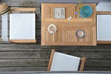 Modernes Balkonmöbel-Set aus Holz mit dem klappbaren Balkontisch CITY und den Regiesesseln URBAN von Jan Kurtz modernes Balkonmöbel-Set klappbar aus Holz - CITY & URBAN von Jan Kurtz