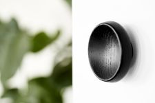 Design Garderobenhaken aus Holz in Eiche schwarz - CORK von The Oak Men