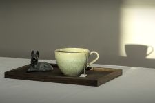 Ideal für eine Teerunde am Nachmittag - das Holz Tablett SQUARE TRAY von The Oak Men Holz Tablett aus Eiche SQUARE TRAY von The Oak Men