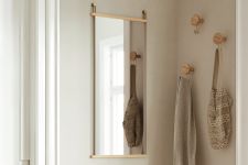 Wandspiegel im modernen Design - Der Suspended Mirror von Woud
