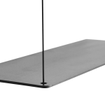 Detailansicht des Hängeregals STEDGE SHELF von WOUD in Eiche, schwarz lackiert mit schwarzer Metallaufhängung Wandregal Holz in Eiche schwarz STEDGE SHELF von WOUD