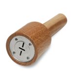 Gedrechselte Muskatreibe aus Eichenholz ZUGETAN von Raumgestalt