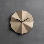 Wanduhr aus Holtz in Eiche - DELTA CLOCK von LAWA DESIGN