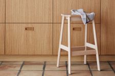 Dank seines klaren Designs und der verschiedenen Ausführungen fügt sich der Barhocker ANGLE STANDARD BAR STOOL von FORM & REFINE harmonisch in verschiedene Wohnraumkonzepte ein Barhocker aus Holz in Buche.- Angle Standard Bar Stool von FORM & REFINE